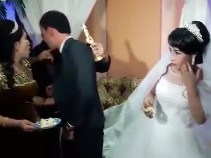 اضغط لمشاهدة الفيديو: عريس يصفع عروسه أمام الحضور بسبب مزحة!